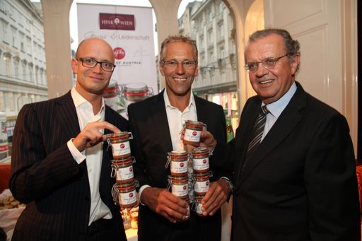  im Bild v.l.n.r.: Peter Spak, Eigentümer der Hink-Manufaktur; Gerhard Zadrobilek, Radrennlegende und Wagyu-Züchter; Hans Peter Spak