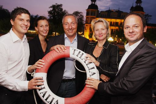 Der Einladung von ÖAG-Verkaufsleiter Helmut Niederl folgten u.a. v.l.n.r.: Daniel Konrad, Gerhild Gomernik (beide Gomernik & Pichler, Völkermarkt), ÖAG-Verkaufsleiter Helmut Niederl, Susanne Juza (Verkaufsdirektorin Herz-Armaturen), Wolfgang Burianek (Verkaufsleiter Österr. Herz-Armaturen) - vor dem Schloss Velden