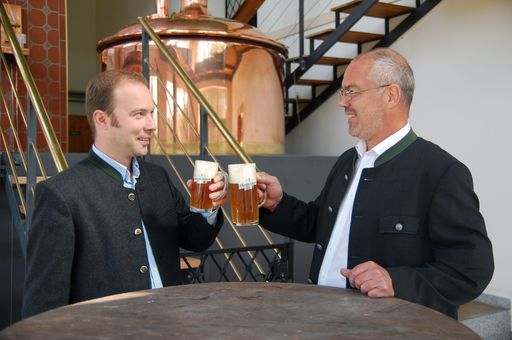  "s'Hopferl" ist das erste Bier der Neufeldner BioBrauerei, für Alois Meir und Richard Grasmück (v.l.) ein guter Grund anzustoßen.