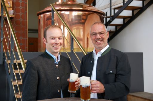 Vorschau Bild von v.l.n.r.: Alois Meir und Richard Grasmück freuen sich über "s'Hopferl", das erste Bier der Neufeldner BioBrauerei.