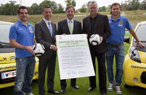 http://www.apa-fotoservice.at/galerie/2251
im Bild vlnr: Wolfgang Mair (Vienna), Georg Pangl (Bundesliga, Vorstand), Niki Berlakovic (Umweltminister), Franz Wohlfahrt (ehemaliger Fussballer), Matthias Hattenberger (Vienna)
