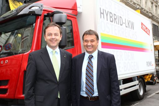  http://www.apa-fotoservice.at/galerie/2245
Im Bild vlnr.: Nikolaus Berlakovich (Bundesminister für
Land- und Forstwirtschaft, Umwelt und Wasserwirtschaft) und Franz
Nebel (Vorstand REWE International AG)