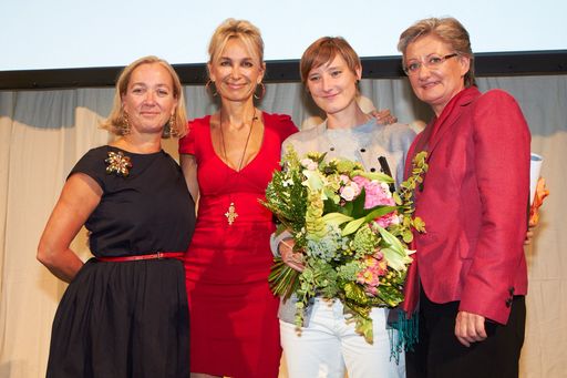 http://www.apa-fotoservice.at/galerie/2248
Im Bild v.l.n.r.: Agnes Husslein-Arco (Belvedere-Direktorin), Antonella Mei-Pochtler (Senior Partnerin und Geschäftsführerin von The Boston Consulting Group), Lucie Stahl (Preisträgerin des BC21 Art Award 2011), Claudia Schmied (Kulturministerin)
