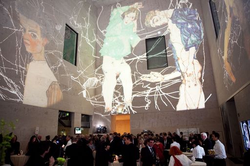  http://www.apa-fotoservice.at/galerie/2253/
Das Leopold Museum lud gestern zum exklusiven "10 Jahre Leopold Museum" Fundraising-Dinner zugunsten des Egon Schiele Dokumentationszentrums, konzipiert nach einer Idee von Leopold Museum-Managing Director Mag. Peter Weinhäupl. Unter den atemberaubenden Lichtprojektionen des Wiener Lichtkunstkollektiv Lichttapete und den Videoinstallationen des Lichtdesigners Fritz Fitzke - eine Hommage an Egon Schiele - wurde im Atrium des Hauses zum Cocktail herrlicher Mango-Sekt gereicht.