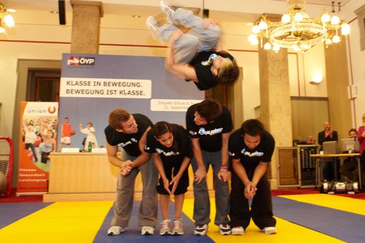 Jugendliche präsentierten bei der gemeinsamen Sportenquete des ÖVP-Parlamentsklubs und der Sportunion Österreich im ÖVP-Parlamentsklub den Trendsport UpSideDown.