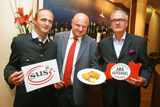  http://www.apa-fotoservice.at/galerie/2255/
Im Bild v.l.n.r.: Ing. Georg Mayringer (GF VÖS, Verband Österreichischer Schweinebauern), DI Johann Schlederer (GF Österreichische Schweinebörse), Dr. Stepahn Mikinovic (GF AMA Marketing)