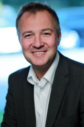 Vorschau Bild von Autor Dr. Martin Schumacher, Geschäftsführer der con.os tourismus.consulting gmbh, erläutert in seinen finanzwirtschaftlichen Darstellungen in der zweiten Auflage das Fachbuches wie Unternehmen sich attraktiver gegenüber potentiellen Investoren präsentieren und Risikoaufschläge für Kredite durch aktives Bonitätsmanagement in einem vertretbaren Rahmen bleiben.