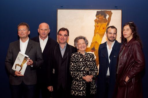  http://www.apa-fotoservice.at/galerie/2254/
Im Rahmen einer Pressekonferenz im Auditorium des Leopold Museum wurde gestern die große Schiele-Ausstellung 'Melancholie und Provokation' präsentiert. Kuratorin Dr. Elisabeth Leopold skizzierte eine neue Sicht auf das frühe, expressive Werk von Egon Schiele (1890-1918). Im Bild v.l.n.r.: Mag. Peter Weinhäupl (Managing Director, LMPS), Dr. Hubert Klocker (Kurator), Dr. Diethard Leopold (Vorstandsmitglied, LMPS), Dr. Elisabeth Leopold (Vorstandsmitglied, LMPS), Philipp Gehmacher, Claudia Bosse