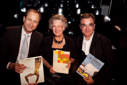  http://www.apa-fotoservice.at/galerie/2261/
So etwas hatte das Leopold Museum bisher noch nicht erlebt: Feinster Kunstgenuss, heiße Samba-Rhythmen, ein smarter ZiB Moderator und Party, Party, Party! In den normalerweise einzig und allein den Meisterwerken Schieles & Co vorbehaltenen Museumsräumen wurde anlässlich des 10. Geburtstages des Leopold Museum eine wichtige Schiele-Ausstellung eröffnet und danach bei coolen Sounds richtig Gas gegeben! Mit Dr. Elisabeth Leopold und dem Museum feierten Kulturstadtrat Dr. Andreas Mailath_Pokorny, Jüdisches Museum-Direktorin Dr. Danielle Spera, der amerikanische Botschafter William C. Eacho, III mit seiner bezaubernden Gattin Donna und eine unüberschaubare Menge an Festgästen. Im Bild v.l.n.r.: Dr. Andreas Mailath-Pokorny (Stadtrat für Kultur und Wissenschaft der Stadt Wien), Dr. Elisabeth Leopold (Vorstandsmitglied, LMPS), Dr. Diethard Leopold (Vorstandsmitglied, LMPS)