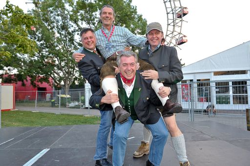  Die Alpenrebellen tragen Geschäftsführer Johann Leitner auf die Wiesn!