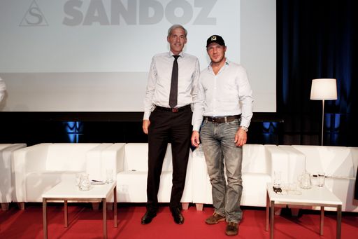 Ernst Meijnders, Vorsitzender Geschäftsführer Sandoz GmbH, mit Hermann Maier.