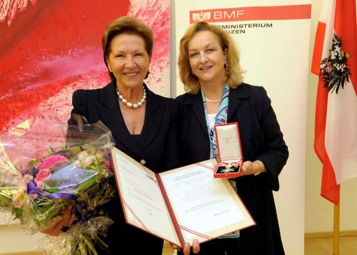 BM Maria Fekter überreicht "Großes Silbernes Ehrenzeichen für Verdienste um die Republik Österreich" an Martina Dobringer.