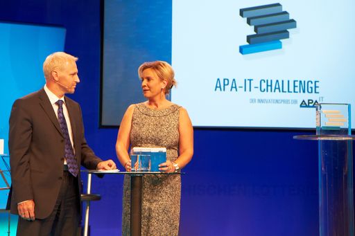 Vorschau Bild von Der Initiator der APA-IT-Challenge, APA-IT-Geschäftsführer Gerald Klima, und Moderatorin Andrea Radakovits bei der Verleihung des Innovationspreises APA-IT-Challenge am 22. 9. 2011 in Wien.