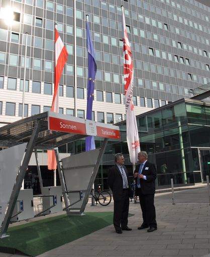 Stephan Schwarzer (WKO) und Hans Kronberger (PVA) vor der Solartankstelle der geschützten Werkstätte St. Pölten