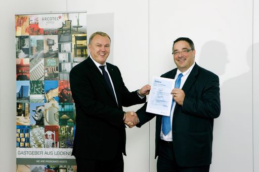  Manfred Mayer von der ARCOTEL Hotel AG bei der Übergabe der Zertifikate mit Olaf Seiche vom TÜV Rheinland.