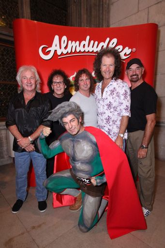 Super Stimmung beim 5. Almdudler Trachtenpärchenball am 23.09.2011 im Wiener Rathaus: Almdudler Boss Thomas klein als "Mr. Superdudler" gemeinsam mit den diesjährigen Stargästen Smokie.