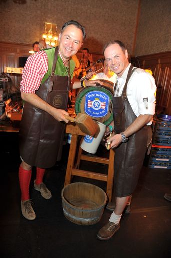Vorschau Bild von Super Stimmung beim 5. Almdudler Trachtenpärchenball am 23.09.2011 im Wiener Rathaus.Almdudler Geschäftsführer Gerhard Schilling und Robert Hellwagner (Brauunion) beim traditionellen Puntigamer Fasslanstechen.