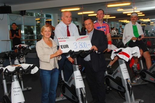  Sport & Charity: Adolf Tiller, Bezirksvorsteher Wien-Döbling (Mitte) und Komm.-Rat Gerhard Span, geschäftsführender Prokurist der Manhattan Fitnessanlagen (r.), bei der offiziellen Übergabe des Spenden-Schecks im Wert von 3.800 Euro an Dora Luss-Brunner M.Ed., Geschäftsführerin des Trägervereins vom Clara-Fey Kinderdorf (l.).