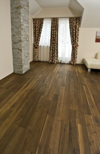 Vorschau Bild von Die deisl parkettmanufaktur entwickelt seit Jahren neue Produktionsmethoden, wie z.B. die Dämpfung und das Kochen des Holzes, die weltweit großen Anklang finden.