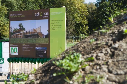 Vorschau Bild von Ruhe vor dem Sturm: Jetzt noch grüne Wiese, bald schon Hotel-Standort