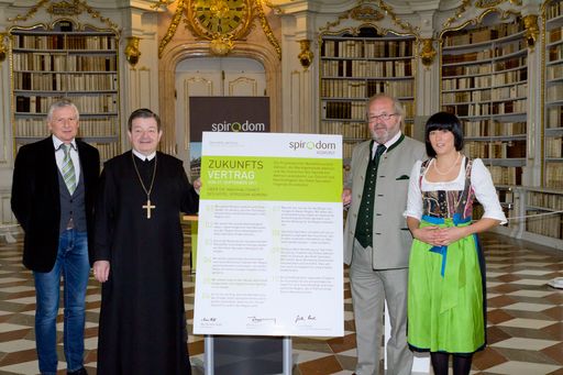 Unterzeichnung des Zukunftsvertrages in der Stiftsbibliothek Admont. V.l.n.r.: Günther Posch (Bürgermeister Admont), Abt Bruno Hubl (Stift Admont), Hans-Werner Frömmel (Vorstand Mandlbauer AG), Barbara Watzl-Dornfeld (Direktorin Spirodom)