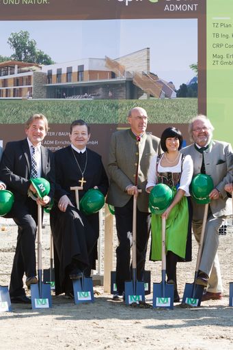 Vorschau Bild von V.l.n.r.: Peter Kothgasser (Vorstand Mandlbauer AG), Abt Bruno Hubl (Stift Admont), DI Helmuth Neuner (Wirtschaftsdirektor Stift Admont), Barbara Watzl-Dornfeld (Direktorin Spirodom), Hans-Werner Frömmel (Vorstand Mandlbauer AG)