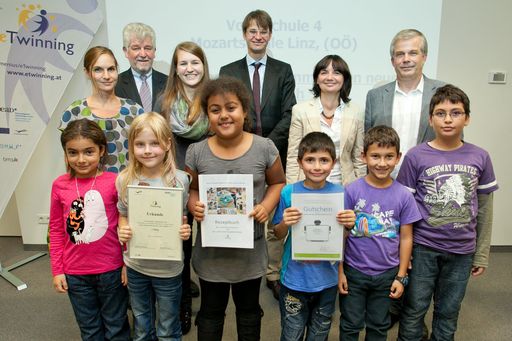  http://www.apa-fotoservice.at/galerie/2287/
Im Bild v.l.n.r.: Heidelinde Heigner (Mozartschule Linz), Hubert Dürrstein (GF der OeAD-GmbH), Daniela Gallas (Mozartschule Linz), Ernst Gesslbauer (Leiter der Nationalagentur Lebenslanges Lernen), Heidrun Strohmeyer (BMUKK), Frank Adameit (SMART Technologies), Schülerinnen und Schüler der Mozartschule Linz