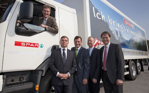 http://www.apa-fotoservice.at/galerie/2297
Im Bild vlnr: Mag. Alois Huber (Gf SPAR Wien, NÖ, Bgld), Herbert Spiegel (Gf Volvo Austria GmbH), Mag. Fritz Poppmeier (Vorstandsdirektor SPAR Österreich), Tommy Kohle (Vice President Volvo Trucks Corporation), Dr. Gerhard Drexel (Vorstandsvorsitzender SPAR Österreich)