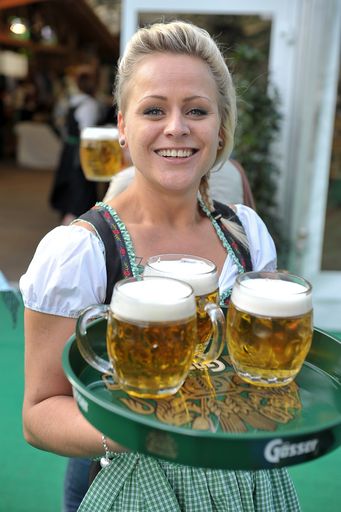  Fesche Kellnerin auf der Wiener Wiesn.