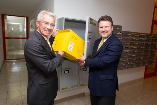 Post-Generaldirektor Dr. Georg Pölzl (links) und Wohnbaustadtrat Michael Ludwig ziehen eine sehr zufrieden Zwischenbilanz über das Projekt "Post-Empfangsboxen"