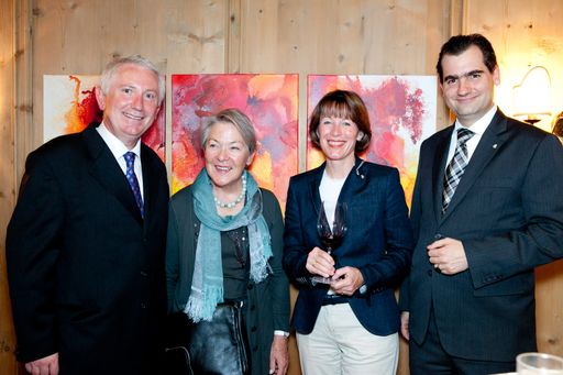 Vorschau Bild von Die spezielle Ausrichtung der Weinstube im Grand Hotel Europa ermöglicht den Gästen auch Wein aus der Magnumflasche zu probieren, auch wenn sie nur ein Gläschen trinken möchten. v.l.n.r.: Peter Varsanyi (Restaurantleiter Grand Hotel Europa), Malerin Margot Pfister, Regine Sparber (Grand Hotel Europa), Arthur Guelfenburg (Grand Hotel Europa).
