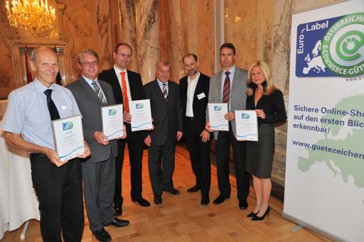  Empfang "10 Jahre Österreichisches E-Commerce Gütezeichen", 29.9.2011, Marmorsaal des BMWFJ: Die 5 ersten zertifizierten Unternehmen wurden ausgezeichnet: v.l.n.r. Helmut Strohmaier (www.astro.co.at), Mag. Robert Wrabl (www.1net.at), Mag. Alfred Kapfer (www.expert.at), Sektionschef Mag. Herbert Preglau (BMWFJ), Ing. Franz Haslinger (www.guetezeichen.at), Dkfm. Bert Kuhn (www.e-tec.at), Marion Polleres (www.kika.at)