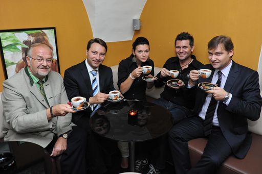  http://www.apa-fotoservice.at/galerie/2280 
vlnr.: Herman Wimmer (Vizebürgermeister Stadt Wels), Manfred Haimbuchner (Landesrat), Stefanie Steingreß (Geschäftsführerin CUP&CINO Wels), Reinhard Kaiser (Geschäftsführer CUP&CINO Ried im Innkreis, Marchtrenk, Wels), Peter Huber (Geschäftsführer CUP&CINO Österreich).