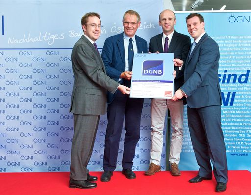 Übernahmen das DGNB-Zertifikat für eines der ersten zertifizierten Wohnprojekte der ÖGNI, Panoramawohnen Steinhaus: Philipp Kaufmann (ÖGNI), Knut Drugowitsch und Wolfgang Mairhofer (Trio Holding) und Wolfgang Lukaschek (DELTA) (v.l.n.r.)