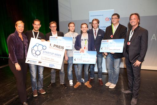  Siegerehrung StartUp Austria am 29. September 2011 in der Wiener Stadthalle: Im Bild v.l.n.r.: Tina Sperl (Erste Bank), Andreas Tschas (StartEurope), Andreas Kern (wikifolio, 1.Preis), Mathias Ehlert, Joe Creyels, Ben Creyels (sproov), Valer Kot (Piano Media), Markus Wagner (i5invest/Initial Factor).