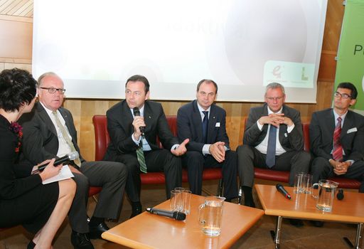  http://www.apa-fotoservice.at/galerie/2311/
Im Bild v.l.n.r.: Anton Bubits (Direktor der Wirtschaftskammer Burgenland), Niki Berlakovich (Umweltminister), Franz Steindl (Landeshauptmann- Stellvertreter), Thomas Steiner (GF des burgenländischen Gemeindebundes) und Karl Karner (Inhaber der Fahrschule Oberpullendorf)