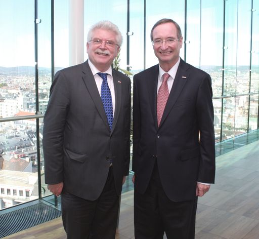 Wirtschaftsminister Zeil und WKÖ Präsident Leitl nach der Vertragsunterzeichnung