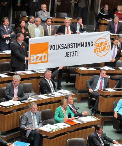 "Der ÖVP-Klubobmann betreibt Angstpropaganda, indem er absurde Argumente verwendet". Mit diesen Worten kritisierte BZÖ-Bündnisobmann Klubobmann Josef Bucher bei der heutigen Nationalratssitzung die Aussagen von Kopf, der bei einem finanziellen Untergang Griechenlands und anderer mediterraner Länder Ausbrüche von Kriegen befürchtet. "Solche Gedanken sind völlig absurd. Kopf soll sich von solchen dummen Gedanken distanzieren", so Bucher. "Das österreichische Volk muss daher in diese Entscheidung eingebunden werden. Seit 1994 ist das Volk nicht mehr befragt worden- es ist seit damals nur mehr betrogen worden", kritisierte Bucher, der auch einen Appell an die grüne Fraktion richtete: "Sie alleine von den Grünen haben es in der Hand, eine Volksabstimmung zu bewirken. Erinnern sie sich doch an die Anfänge ihrer Bewegung. Gehen sie mit uns den Weg in eine Volksabstimmung, denn die Österreicher haben schon Genug gezahlt für diesen maroden Unsinn", betonte Bucher.