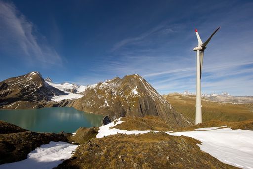 Die höchstgelegene Windenergie Europas steht am Gries im Wallis (Schweiz) auf 2465 m.ü. M. Dieser Standort in den Nähe des gleichnamigen Staudammes wurde gewählt, um die Windturbine mit den bereits dort vorhandenen elektrischen Leitung verbinden zu können.  Im Beisein von Bundesrätin Doris Leuthard fand am Freitag, 30. September das Richtfest der höchsten Windenergieanlage Europas statt. Martin Senn, Gründer von SwissWinds, und sein Team stellte sich der technologisch höchst anspruchsvollen Herausforderung während der Planung- und Realisierungsphase. Die Windanlage auf rund 2'500 M.ü.M. gilt als einzigartig in Europa und ist ein unternehmerisches Pionierwerk. Nach einer mehrmonatigen Test- und Einstellphase soll die Windenergieanlage, eine Enercon E-70, 3 GWh pro Jahr produzieren, was dem Verbrauch von 800 Haushalten entspricht