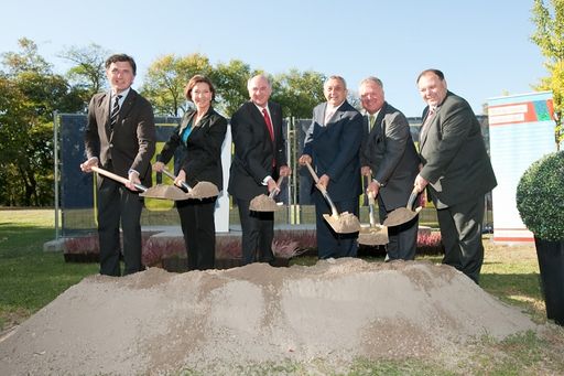 v.l.n.r.: Mag. Johannes Karner, Bundesministerin Gabriele Heinisch-Hosek, Landeshauptmann Erwin Pröll, Bürgermeister Karl Sonnweber, Martin Bartl, Andreas Holzmann