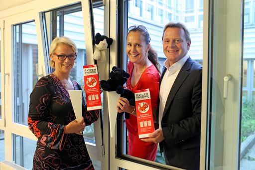 Im Bild v.l.n.r.: Heidi Obermeier, Geschäftsführerin Fressnapf Österreich, Maggie Entenfellner, Kronenzeitung "Tierecke", Mag. Thomas Ramsauer, Lizenzinhaber für den Vertrieb des Katzenfreund(R)