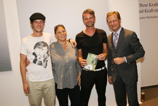  http://www.apa-fotoservice.at/galerie/2322
Im Bild v.l.n.r.: Markus Oberndorfer (Künstler), Anna Stuhlpfarrer (Kuratorin), Markus Guschelbauer (Künstler), Michael Amerer (Vorstandsmitglied Verbund Hydro Power)