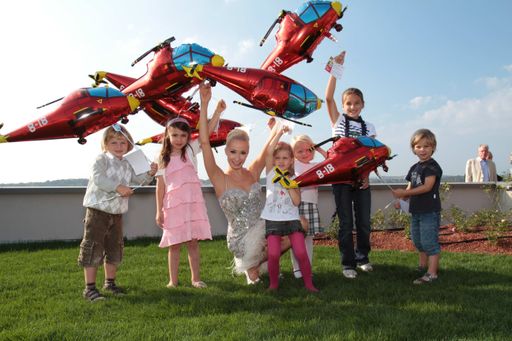 Vorschau Bild von Gemeinsam mit Kindern ließ Karina Sarkissova rote Helikopter-Ballons in den Himmel steigen