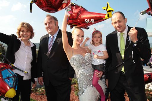Vorschau Bild von Im Bild v.l.: Dr. Gabriele Zuna-Kratky, Direktorin des Technischen Museum Wien; Gerhard Messinger, Geschäftsführer der Verkehrsbüro Hotellerie GmbH; Ballerina Karina Sarkissova; Horst Wittrich, Hoteldirektor Austria Trend Hotel Park Royal Palace Vienna