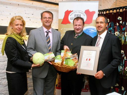  http://www.apa-fotoservice.at/galerie/2328
v.l.n.r.: Mag Karin Silberbauer (AMA Managerin Obst und Gemüse), DI Martin Gressl (Leiter Qualitätsmanagement AMA Marketing GesmbH), DI Günter Griesmayr (Vorstandsvorsitzender der Agrarmarkt Austria),  Mag. Gerald Hackl (Geschäftsführer efko). AMA/APA-Fotoservice/Robert Strasser