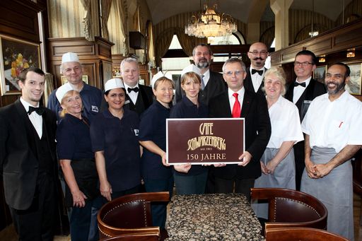 Vorschau Bild von Das Cafe Schwarzenberg-Team kennt seine Gäste, deren Vorlieben und Wünsche.