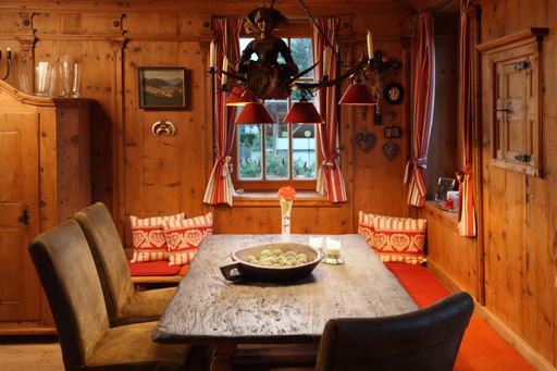 Vorschau Bild von Friedl Living setzt das in der eigenen Tischlerei verarbeitete und 200 bis 300 Jahre alte Holz neben Boden und Decke für verschiedenste Interieur-Bereiche ein