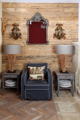  Mit herausragender Innenarchitektur und dem wertvollen Rohstoff Altholz erschließt Friedl Living in Erpfendorf in den Kitzbüheler Alpen eine neue Liga von extravagantem und gleichzeitig gemütlichem Wohndesign.
