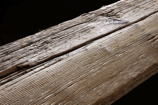 Vorschau Bild von Bei der Verarbeitung von Altholz werden die originalen Oberflächen von alten Stubenvertäfelungen und von Balken verwendet. Bei Balken werden auch die inneren Schichten als Schnittholz verarbeitet.