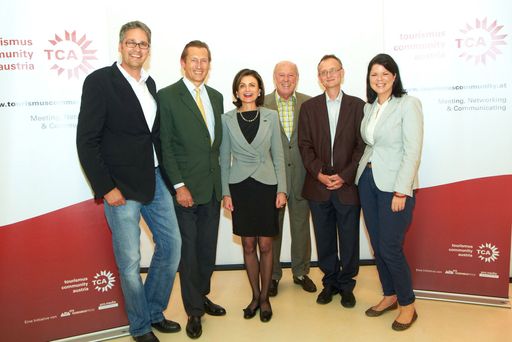 Vorschau Bild von Tourismus: Schlüsselbranche oder Stiefkind? Im Bild v.l.n.r.: Stefan Kröll (pro.media kommunikation), Christopher Norden (T.A.I. Tourist Austria & International), Renate Danler (HOFBURG Vienna, Kongresszentrum), Helmut Peter (Romantikhotel Im Weissen Rössl, St. Wolfgang), Thomas Karabaczek (APA-Austria Presse Agentur), Alexandra Aigmüller (APA-OTS Tourismuspresse).